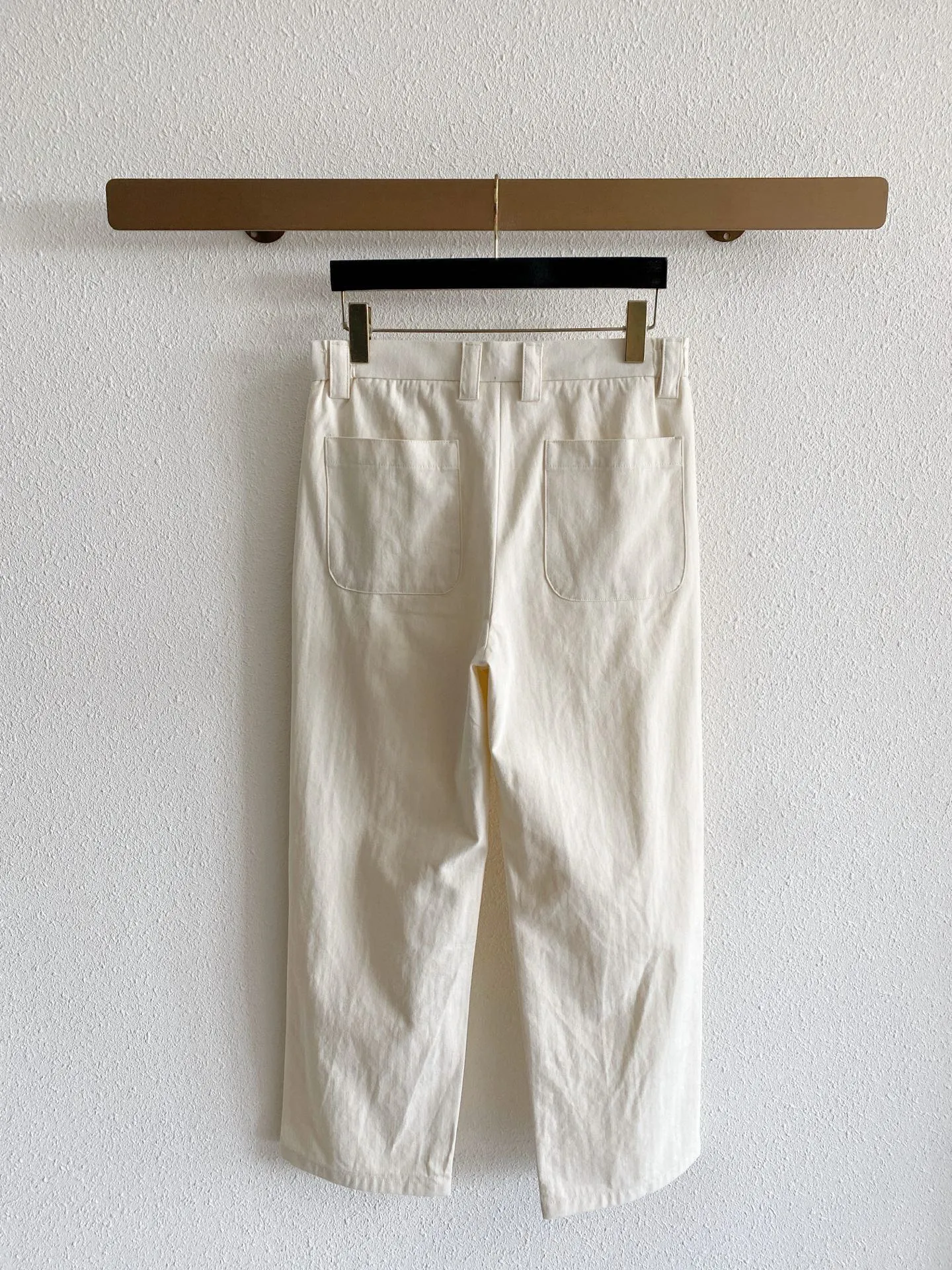 Loro Piana selects cotton and linen fabrics with soft and breathable texture, excellent drape, and the upper body is comfortable and not sweaty. Wide-leg straight fit, pleated design to enhance the lines, and the pants are loose and neat. Simple and light luxury style, available in three colors, suitable for both commuting and leisure, easily creating a relaxed and high-end look for men. Sizes:M-4XL